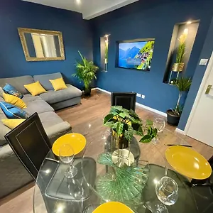  Apartment Cozy Two Bedroom - A Stroll From Gardens To - With Parking